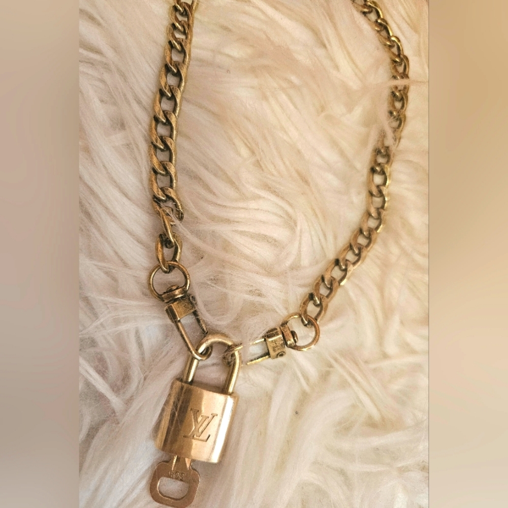 Louis Vuitton bundle: Lock & key with chain + box & card holder 💯 - Picture 7 of 9